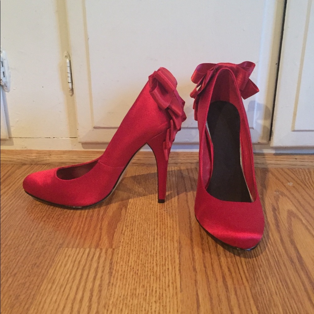 Red pumps